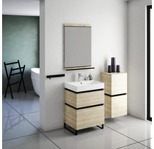 Modernes Badezimmer mit Waschtisch, Spiegel und Handtuchhalter