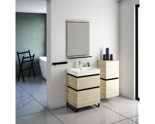 Modernes Badezimmer mit Waschtisch, Spiegel und Handtuchhalter