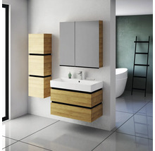 Badezimmer mit Waschtisch, Spiegelschrank und Hochschrank in Holzoptik