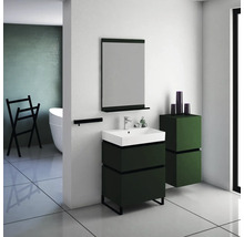 Badezimmer mit Waschtisch, Spiegel, Handtuchhalter und Badewanne