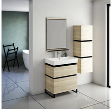 Badezimmer-Szene mit Waschtisch, Spiegel und Hochschrank in hellem Holzdekor