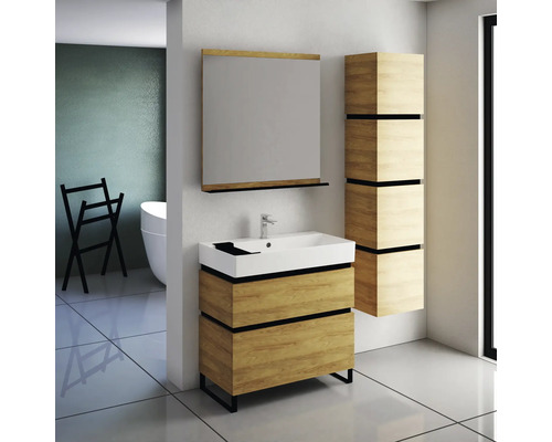 Badezimmer mit Waschtischunterschrank, Spiegel und Hochschrank in Holzoptik