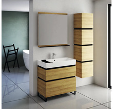 Badezimmer-Szene mit Waschtischunterschrank, Waschbecken, Spiegel und Hochschrank in hellem Holzdekor