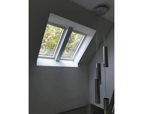 Dachfenster in einem hellen Raum mit einer Hängelampe