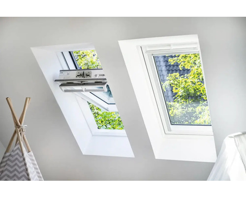 Zwei Dachfenster in einem hellen Raum, eines geöffnet und eines geschlossen.