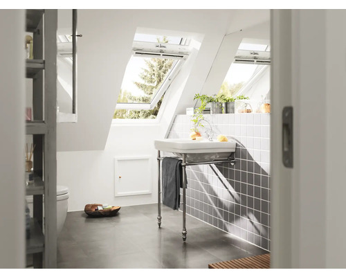 Helles Badezimmer mit Dachfenstern, Waschbecken auf Beinen und grauen Fliesen