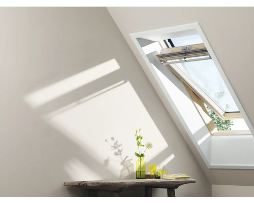 Geöffnetes Dachfenster in einem hellen Raum mit Tisch