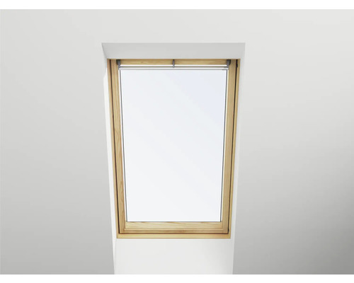 Dachfenster mit Holzrahmen in einem hellen Raum