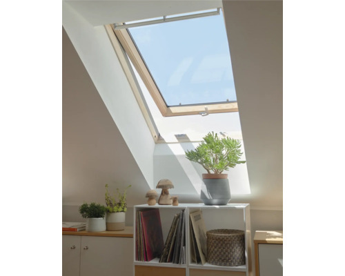 Dachfenster mit Möbeln und Dekoration in einem hellen Dachgeschossraum