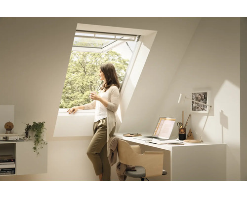 Helle Dachgeschosswohnung mit Dachfenster und Arbeitsplatz