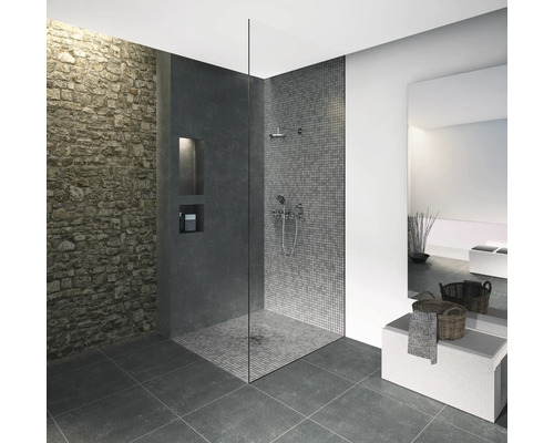 Badezimmer mit Walk-In Dusche, Steinwand und grauen Fliesen