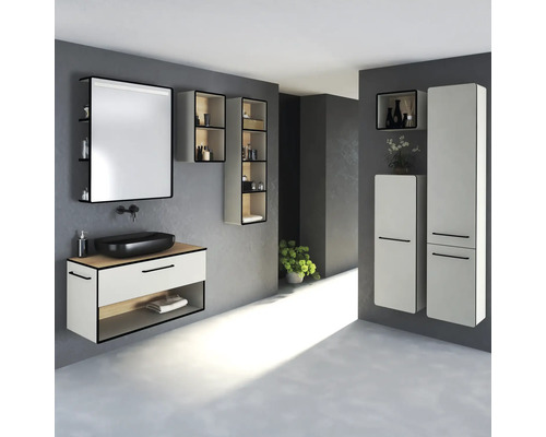 Helles Badezimmer mit Waschtisch, Spiegel, Hängeschränken und Hochschränken in modernem Design