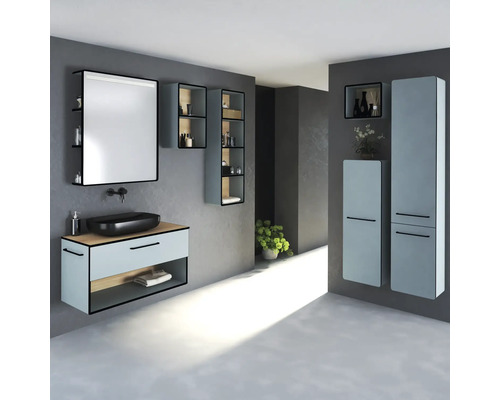 Modernes Badezimmer mit Waschtisch, Spiegel, Regalen und Hochschränken in einem hellen und geräumigen Design.