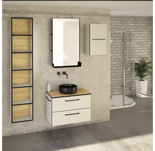 Badezimmer-Interieur mit Waschtisch, Spiegel, Regal und Dusche