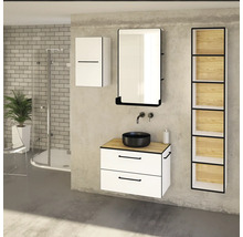 Badezimmer mit Waschbecken, Unterschrank, Spiegelschrank, Hängeschrank und Regal
