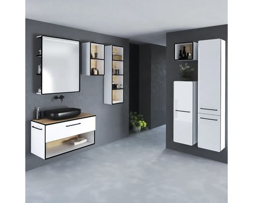 Modernes Badezimmer mit Waschtisch, Spiegel, Hängeschränken und Hochschränken.