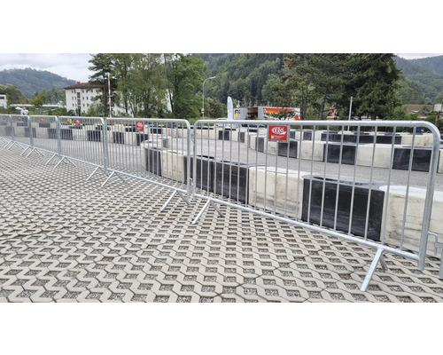 Szene mit mobilem Bauzaun zur Absicherung einer Kartbahn