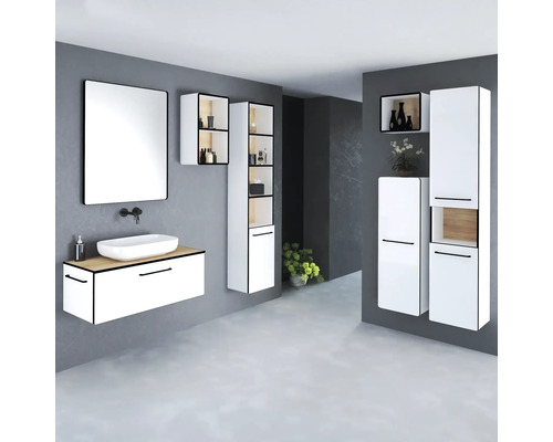 Helles Badezimmer mit Waschtisch, Spiegel und verschiedenen Schränken zur Aufbewahrung von Badutensilien.