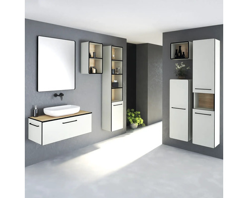 Modernes Badezimmer mit Waschbecken, Spiegel und weißen Schränken