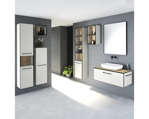 Modernes Badezimmerensemble mit Waschtischunterschrank, Aufsatzwaschbecken, Spiegel, Hängeschränken und Regal