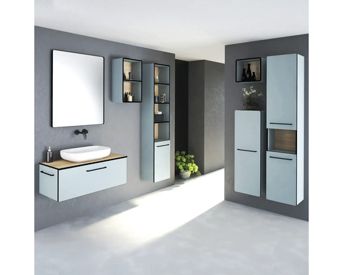 Modernes Badezimmer mit Waschtisch, Spiegel und Hängeschränken