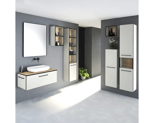 Badezimmer mit Waschtisch, Spiegel und Hochschränken in hellem Design