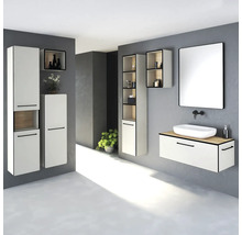 Modernes Badezimmer mit weißen Waschtischunterschränken, Spiegelschrank und Regalen.