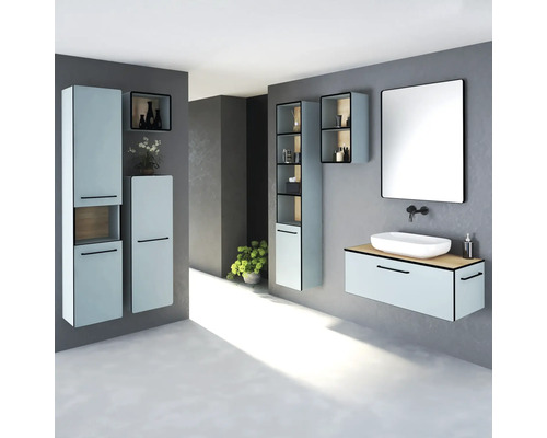 Modernes Badezimmer mit Waschtisch, Spiegel und Stauraumlösungen für ein organisiertes Ambiente