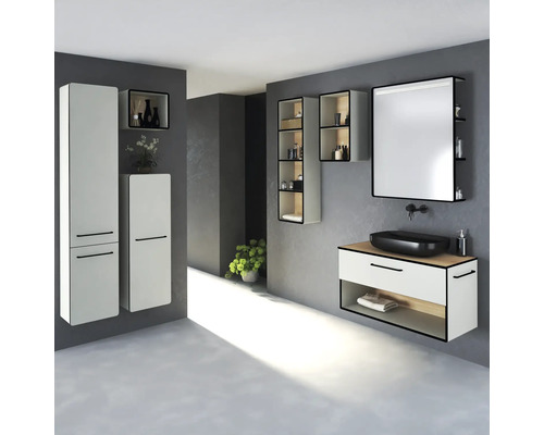 Modernes Badezimmer mit Waschbecken, Spiegelschrank und Hochschränken
