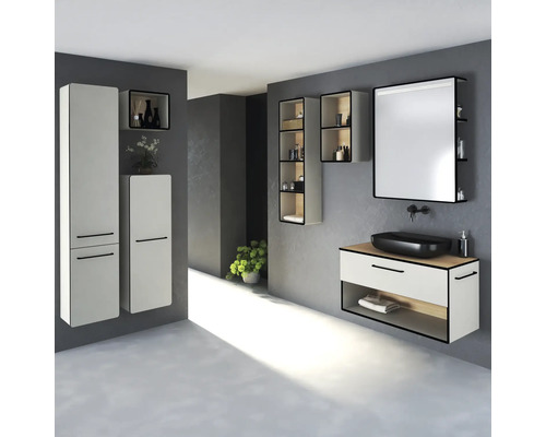 Modernes Badezimmer mit Waschtisch, Spiegel, Waschbecken und Hochschränken für eine organisierte und stilvolle Atmosphäre.