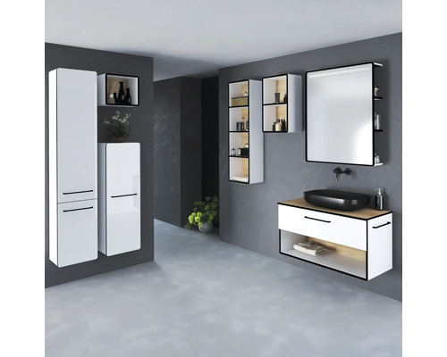 Modernes Badezimmer mit Waschtisch, Spiegel, Hochschränken und Wandregalen für Badezimmerzubehör