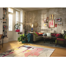 Wohnzimmer mit Sofa, Teppich und Dekorationen für eine Geburtstagsfeier.