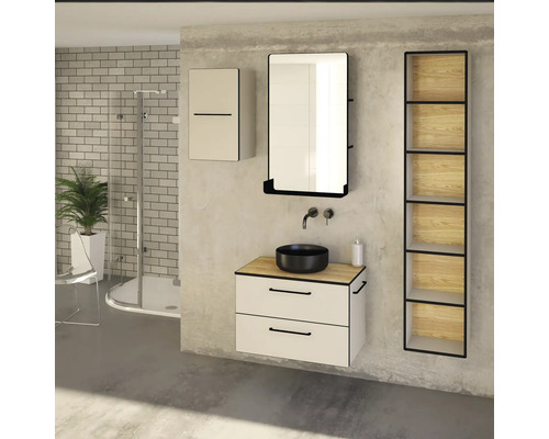 Badezimmer mit Waschtisch, Spiegel, Hochschrank und Regal