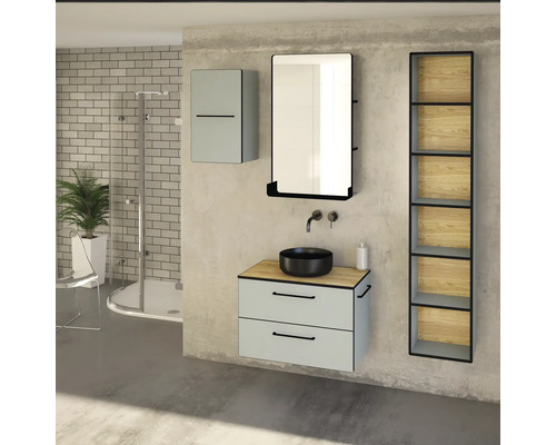 Badezimmer mit Waschtisch, Spiegel, Spiegelschrank und Regal