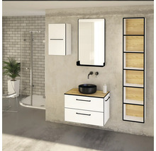 Badezimmer mit Waschbecken, Spiegel, Waschtischunterschrank, Hängeschrank und Regal
