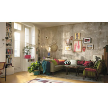 Wohnzimmer mit Sofa, Sesseln, dekorativer Wand und Geburtstagsdekoration