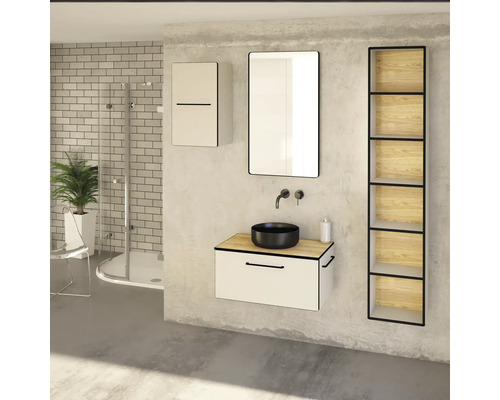 Badezimmer mit Waschtisch, Spiegelschrank, Hochschrank und Duschkabine