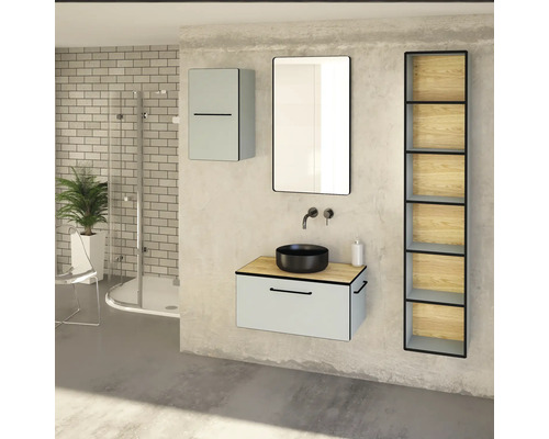 Badezimmer mit Waschtisch, Spiegel, Hängeschrank und Regal