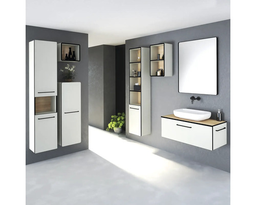 Modernes Badezimmer mit Waschbecken, Spiegel und Badmöbeln in Weiß