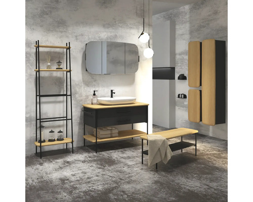 Modernes Badezimmer mit Waschtisch, Spiegelschrank, Regal und Bank