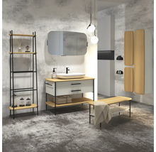 Badezimmer mit Waschtisch, Spiegel, Regal und Bank in hellem Design