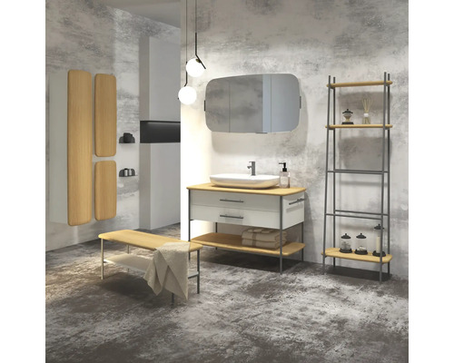 Modernes Badezimmer mit Waschtisch, Spiegel, Regal und Sitzbank.