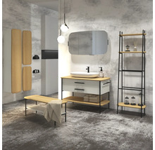 Badezimmer mit Waschtisch, Spiegel, Regal und Bank