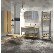 Badezimmer mit Waschtisch, Spiegel, Regal und Bank