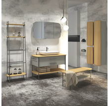 Badezimmer mit Waschtisch, Spiegel, Regal und Bank