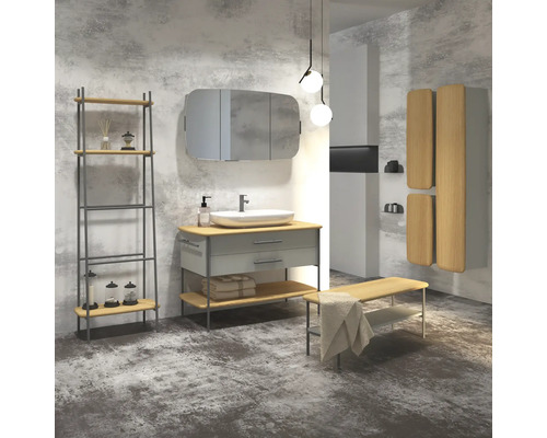 Badezimmer mit Waschtisch, Spiegel, Regal und Bank