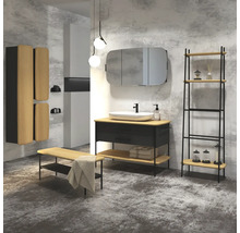Badezimmer mit Waschtisch, Spiegelschrank, Regal, Bank und Hängeschränken