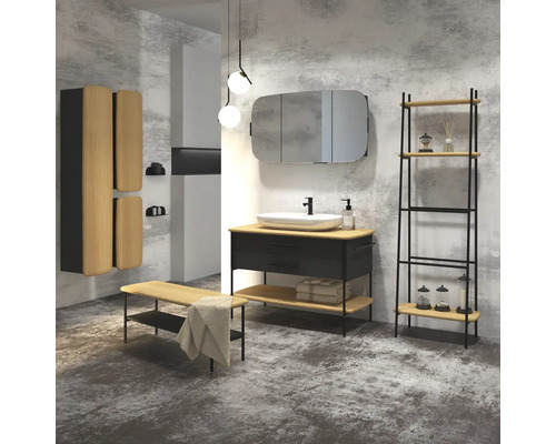 Badezimmer mit Waschtisch, Spiegelschrank, Regal, Bank und Hängeschränken