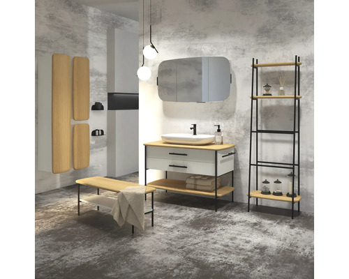 Badezimmer mit Waschtisch, Spiegel, Regal, Bank und Hängeleuchten