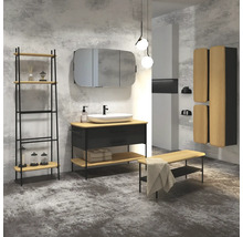 Modernes Badezimmer mit Waschtisch, Spiegelschrank, Regal, Bank und Hängeschränken
